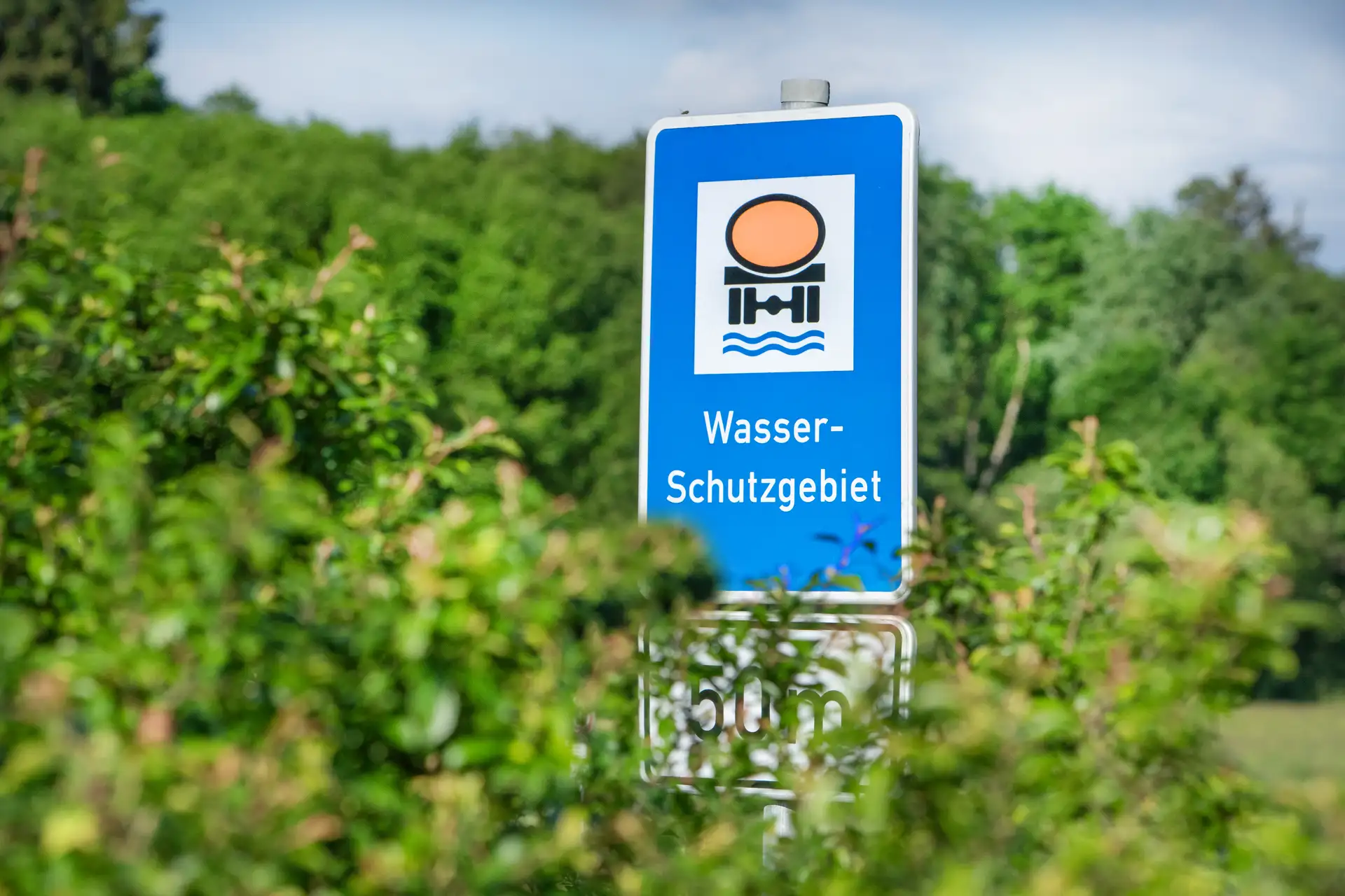 Schild mit der Aufschrift „Wasserschutzgebiet“ vor grüner Vegetation – Hinweis auf geschützte Grundwasserentnahmezone in Sulzbach-Rosenberg