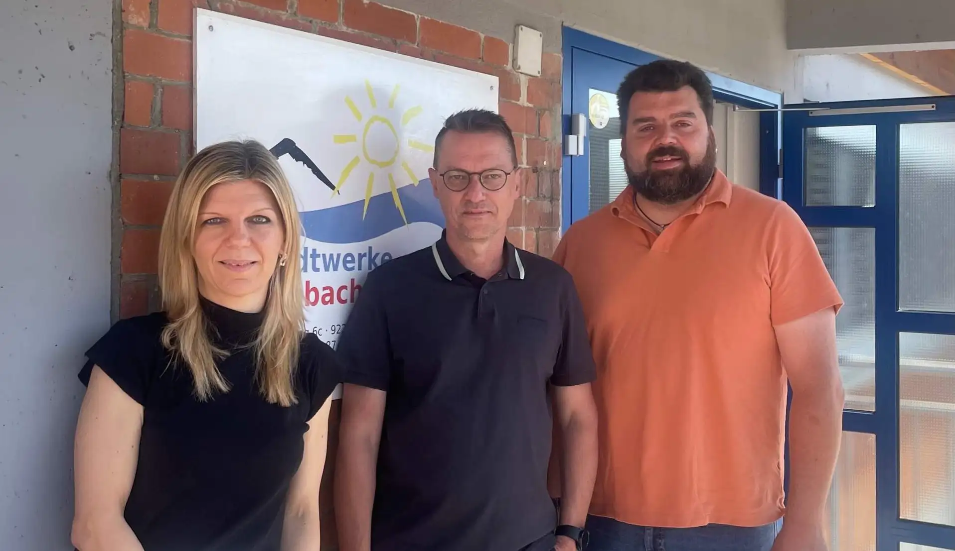 Bürgermeister Stefan Frank mit den beiden Werkleitenden der Stadtwerke Sulzbach-Rosenberg vor dem Eingangsbereich des Verwaltungsgebäudes