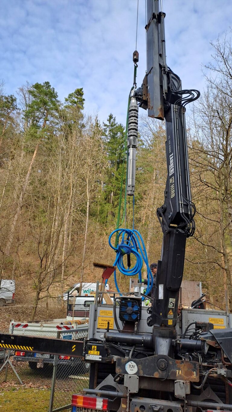 Autokran mit Brunnenpumpe