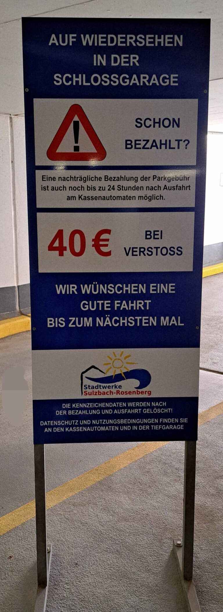 Hinweisschild bei Ausfahrt aus der Schlossgarage